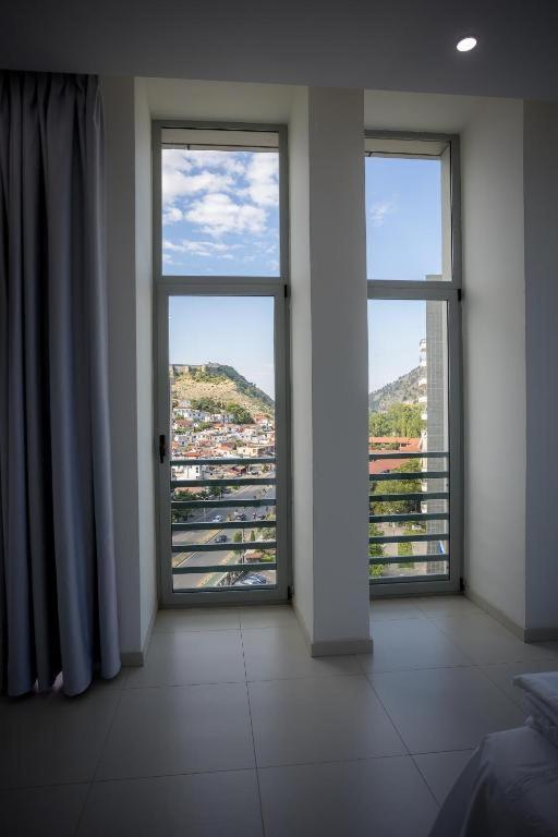 Sky Hotel Shkodër Esterno foto