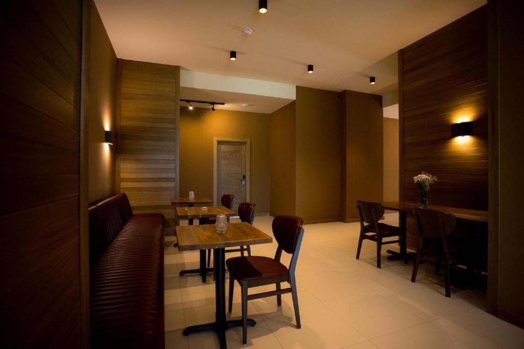 Sky Hotel Shkodër Esterno foto