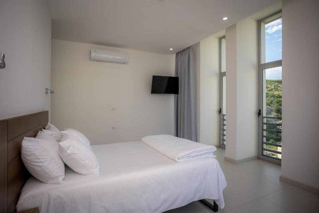 Sky Hotel Shkodër Esterno foto