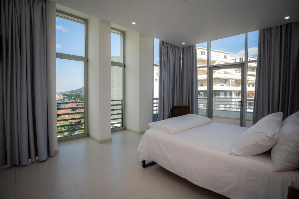 Sky Hotel Shkodër Esterno foto