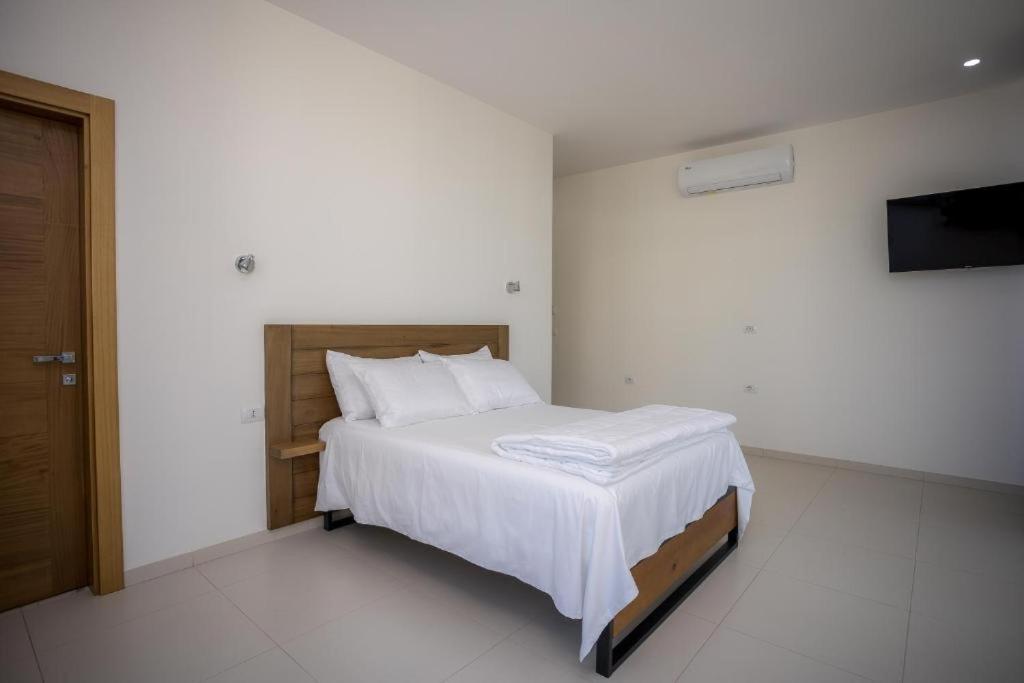 Sky Hotel Shkodër Esterno foto