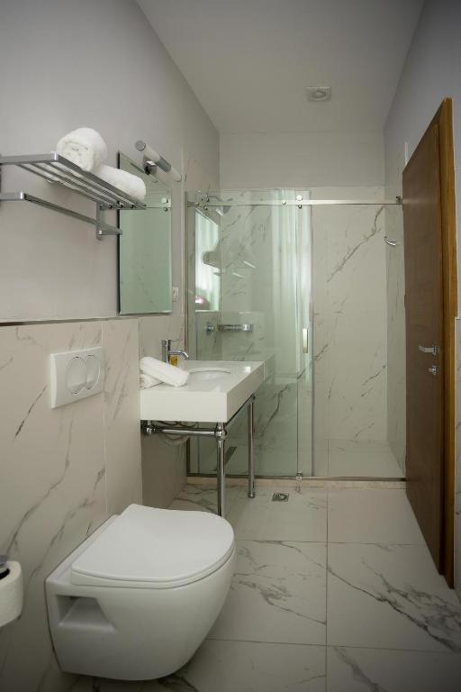 Sky Hotel Shkodër Esterno foto