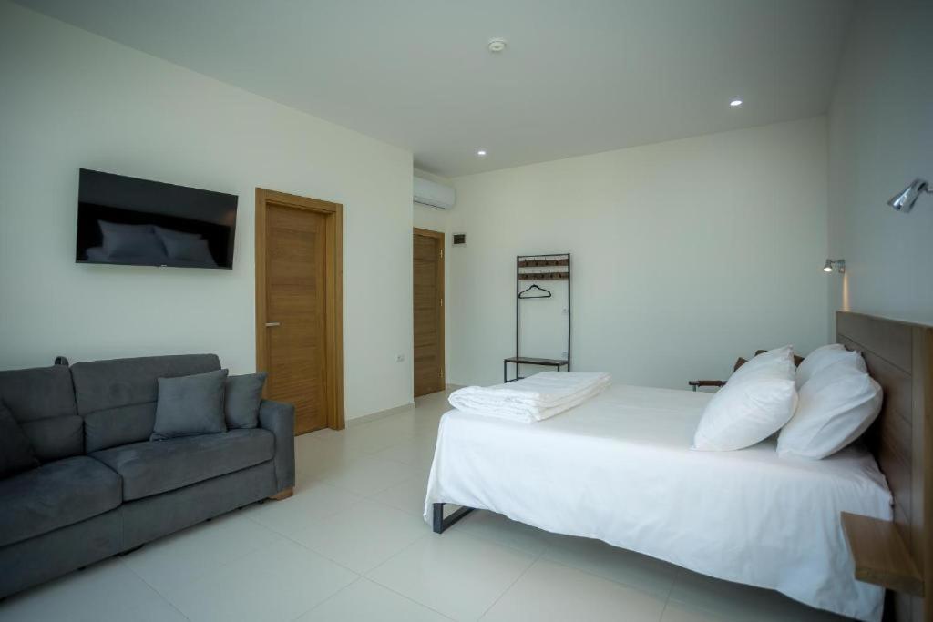 Sky Hotel Shkodër Esterno foto