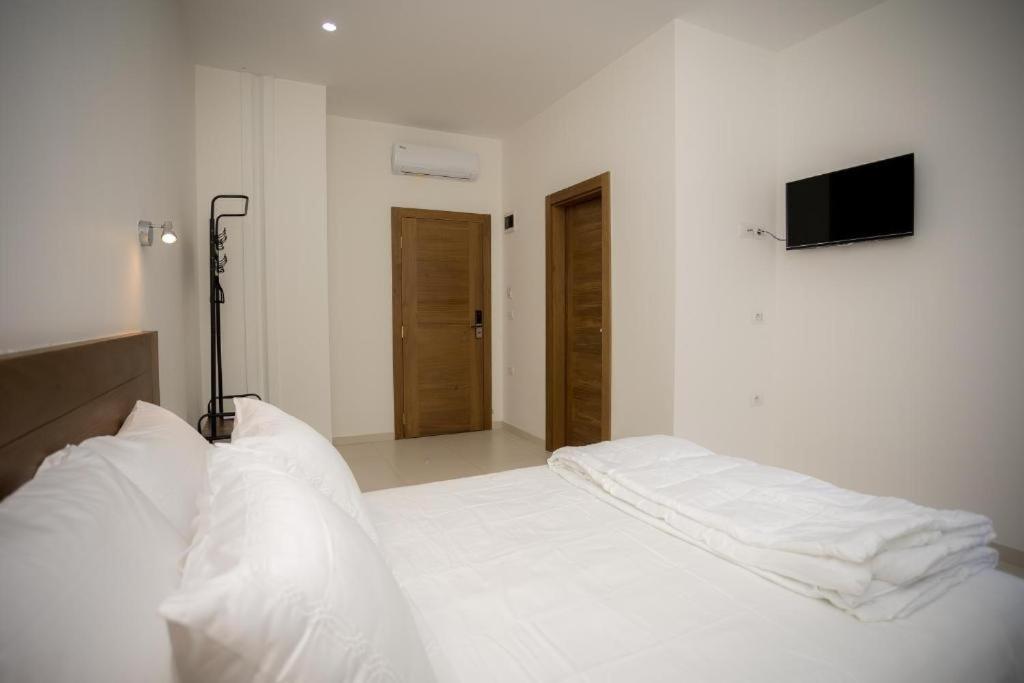 Sky Hotel Shkodër Esterno foto